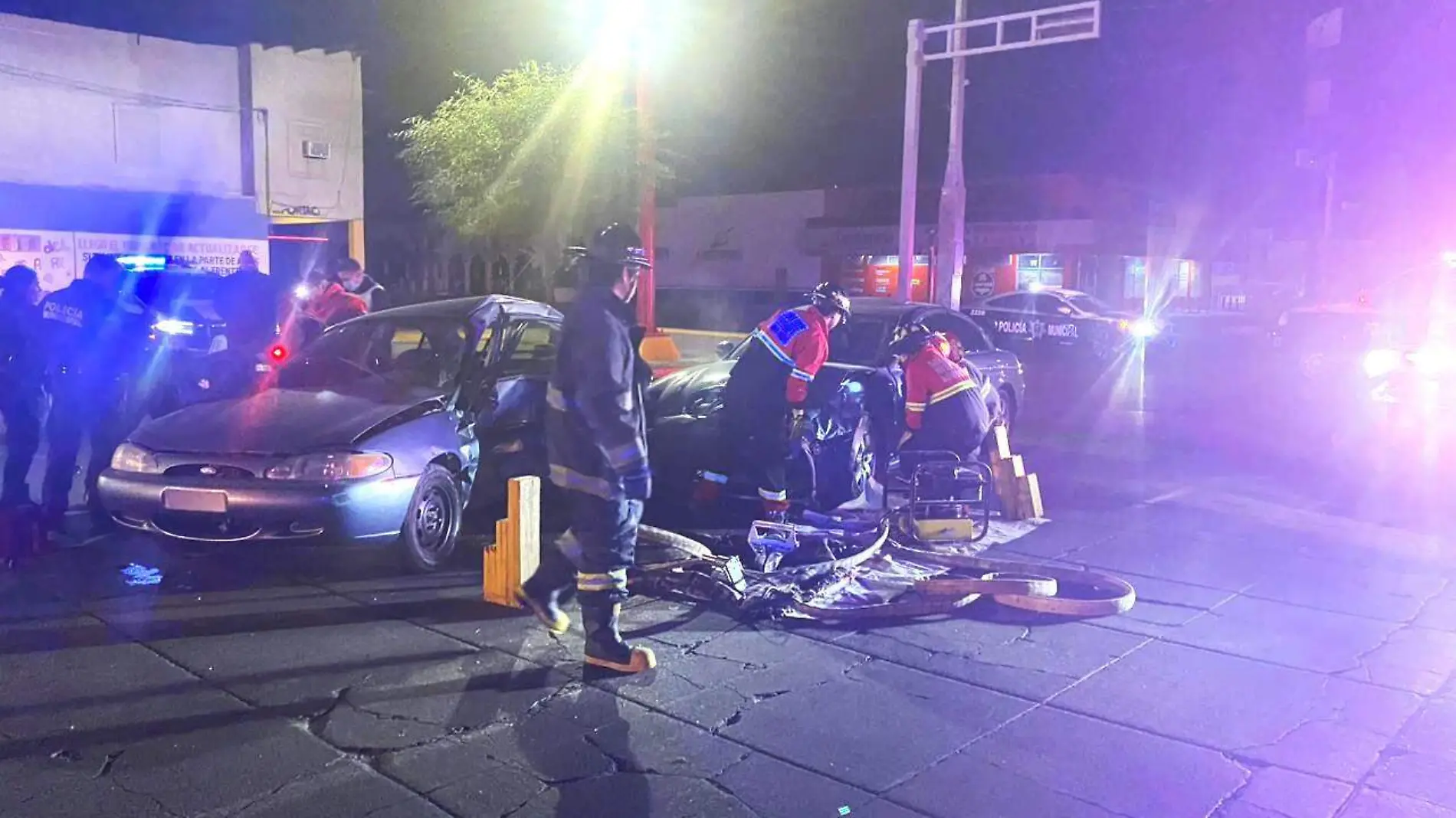 Familiares del hombre herido en el fuerte choque ocurrido en la avenida Libertad y calle 7, la madrugada del sábado